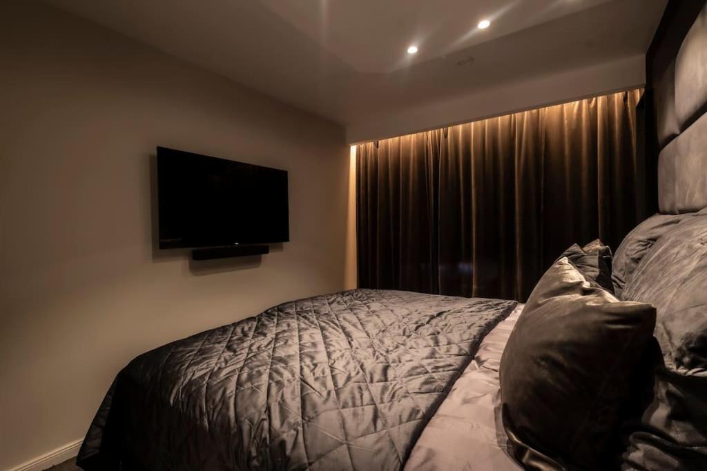 Modern Condo, Apartment *